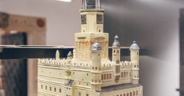 A model of the Poznań Town Hall in ecru