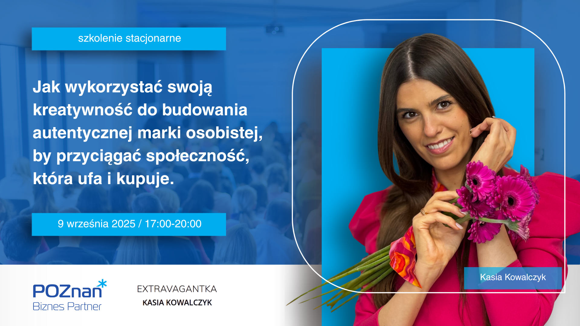 Jak wykorzystać swoją kreatywność do budowania autentycznej marki osobistej, by przyciągać społeczność, która ufa i kupuje - szkolenie stacjonarne Grafika promocyjna szkolenia. Na zdjęciu trenerka Kasia Kowalczyk w różowym ubraniu. W tle widać ludzi w tłumie na szkoleniu.