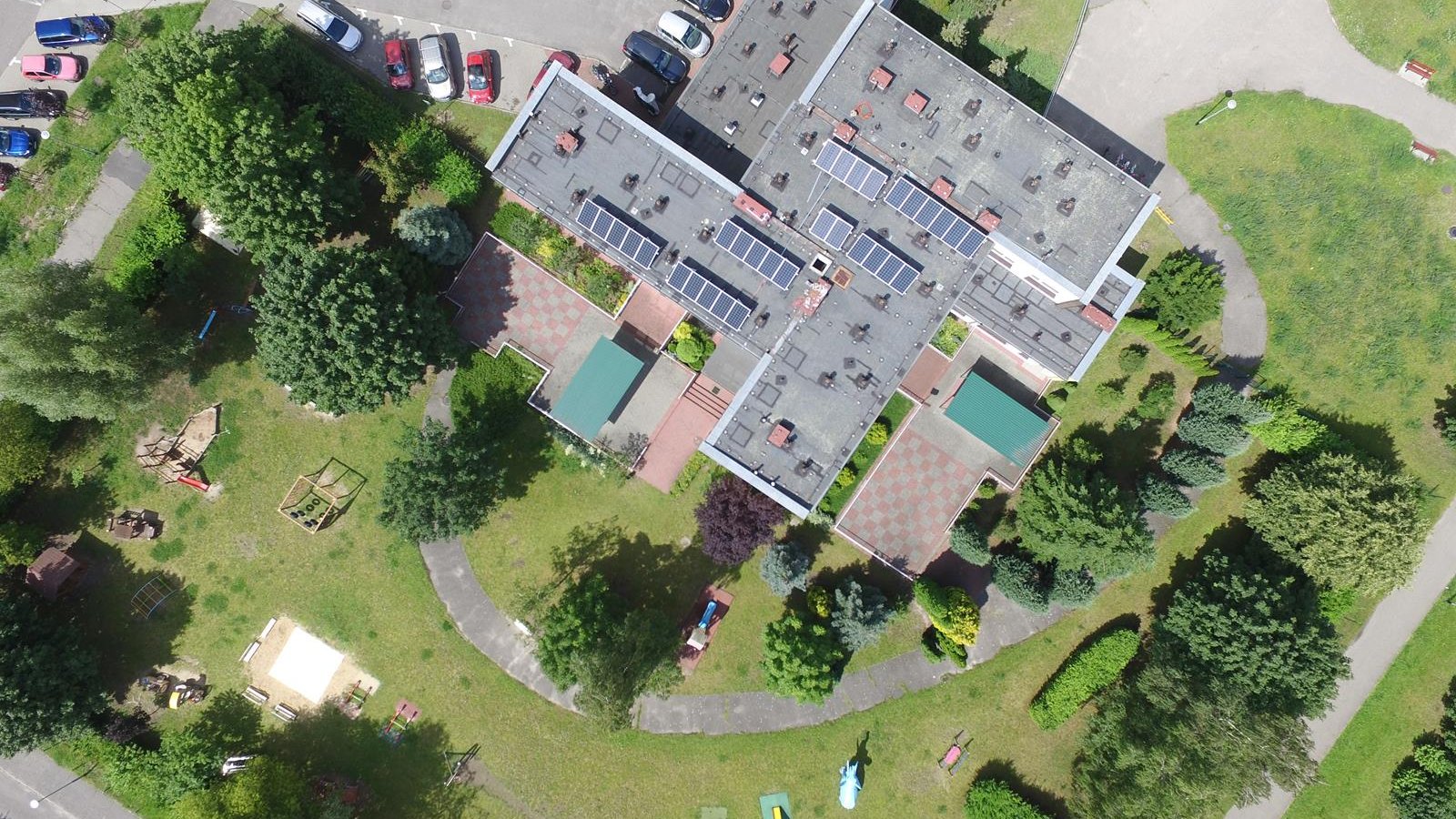 Na dachu Przedszkola nr 44 zamontowano panele fotowoltaiczne