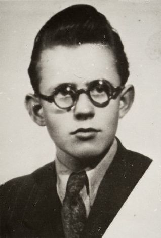 Stara fotografia portretowa młodego mężczyzny w ciemnych włosach i okrągłych okularach ubranego w garnitur. - grafika artykułu