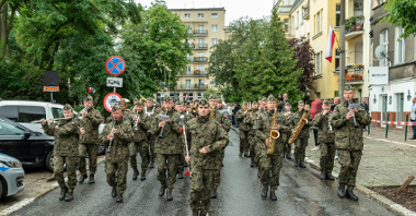 na zdjęciu orkiestra wojskowa maszerująca ulicami Pozania