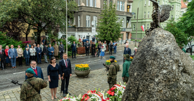 Na zdjęciu przedstawiciele Miasta składający kwiaty pod pomnikiem