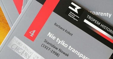 Kolorowa fotografia przedstawiająca trzy egzemplarze publikacji "Nie tylko transparenty. Stanisław Nowak (1927-1998)".
