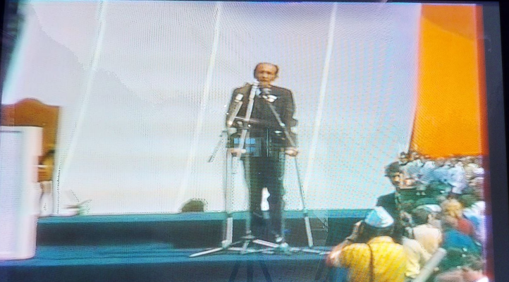 Na ekranie przemawia Stanisław Maryja podczas osłonięcia pomnika "Jedność" w Poznaniu. - grafika artykułu