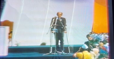 Na ekranie przemawia Stanisław Maryja podczas osłonięcia pomnika "Jedność" w Poznaniu.