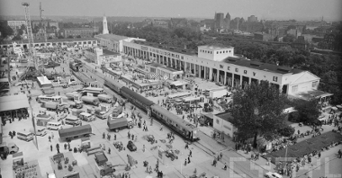 Widok z lotu ptaka na Międzynarodowe Targi Poznańskie w latach 50. W tle panorama ówczesnego Poznania.