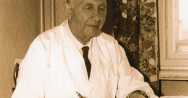 Józef Granatowicz w swoim gabinecie w szpitalu.