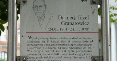 Tablica upamiętniająca Józefa Granatowicza na skwerze jego imienia. Ta tablicy znajduje się podobizna Doktora i krótki biogram.