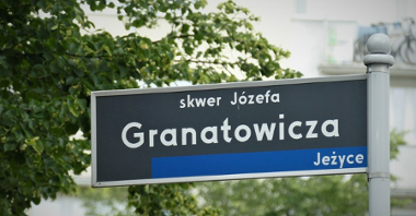 Drogowskaz z napisem: "Skwer Józefa Granatowicza. Jeżyce"