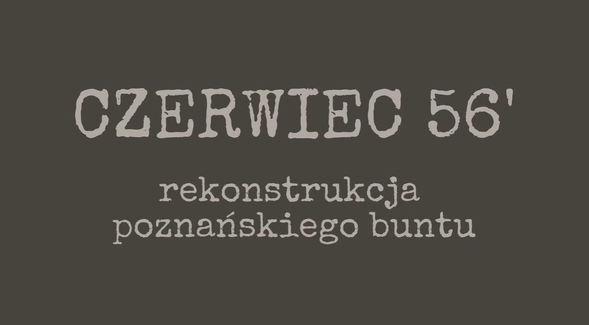 Szare tło z białym napisem, który przypomina maszynopis. Napis: "28 czerwca 1956 r. Rekonstrukcja poznańskiego buntu". - grafika artykułu