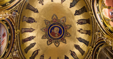 Wnętrze złotej kopuły. W centrum malowidła znajduje się postać reprezentująca Boga. Wokół niego namalowano 10 aniołów i 21 różnych sylwetek władców i świętych.