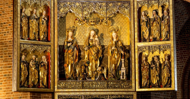 Złoty pentaptyk, czyli dekoracja ołtarza, która składa się z części środkowej i dwóch par skrzydeł. W centrum dekoracji znajduje się postać Maryi z dzieciątkiem oraz dwie kobiety. Na skrzydach po lewej i prawej znajduje się 12 kobiet. Na dolnym skrzydle znajduje się mniejszy tryptyk, na którym znajduje się wiele postaci.