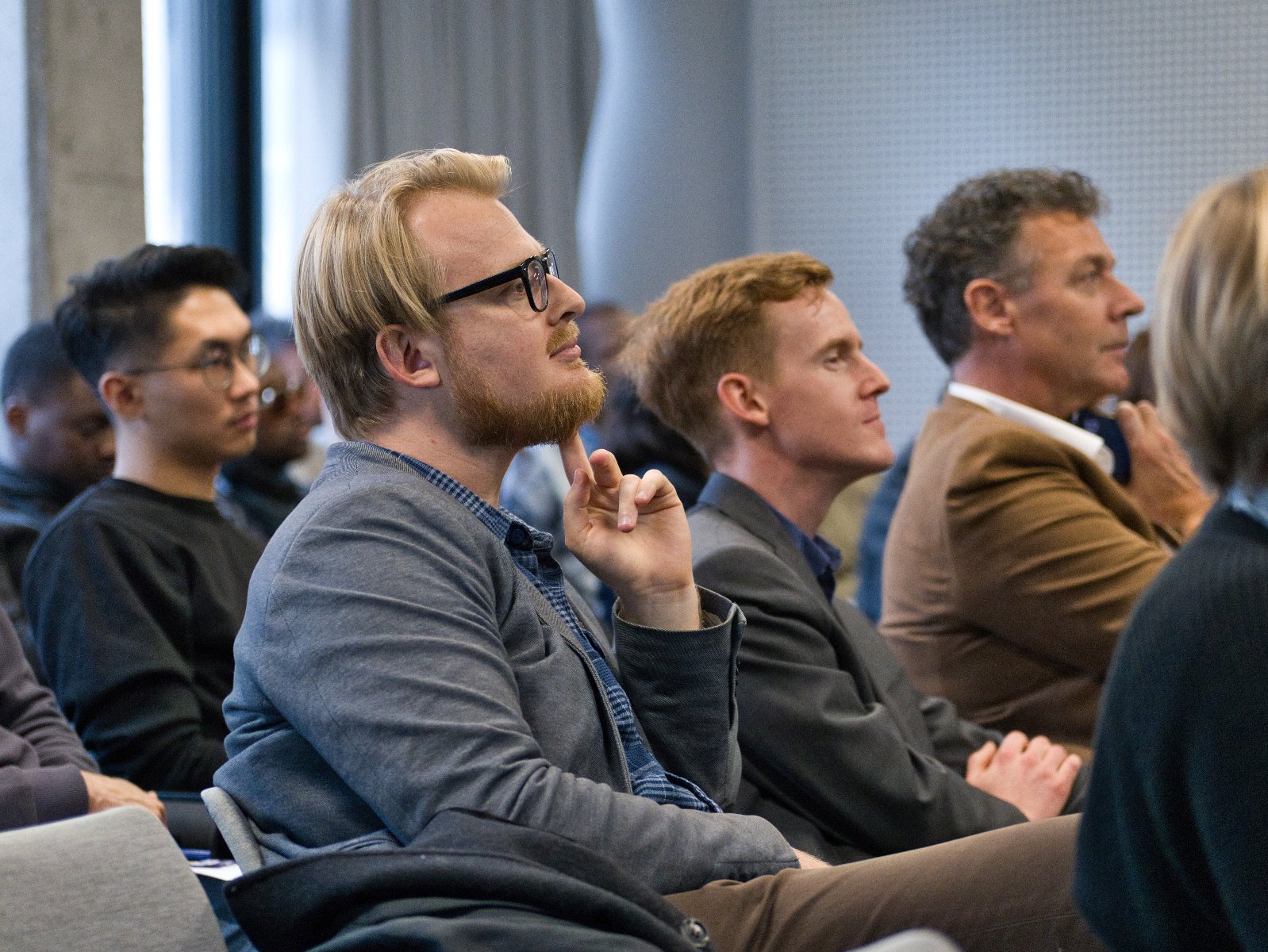 Uczestnicy konferencji Grow in Poznan 2. Siedzą i słuchają prelekcji.