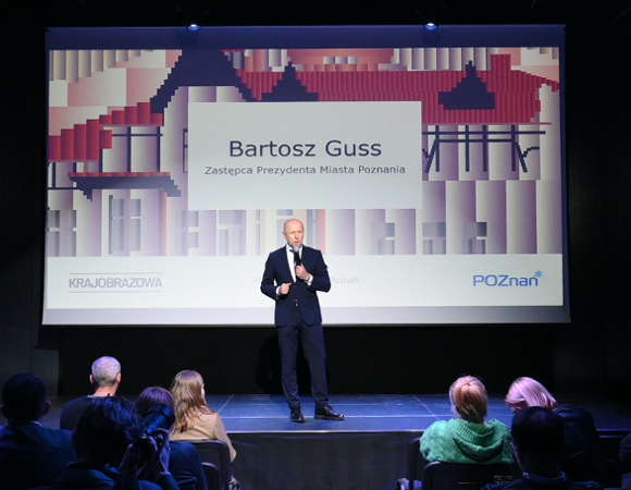 Spotkanie informacyjne Pawilon 7.02.2024 Zdjęcie przedstawia Prezydenta stojącego na scenie.