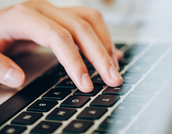 Powstało narzędzie, które przybliży zapisy uchwały krajobrazowej, fot. Pixabay.com. Zdjęcie przedstawia rękę piszącą na klawiaturze laptopa.