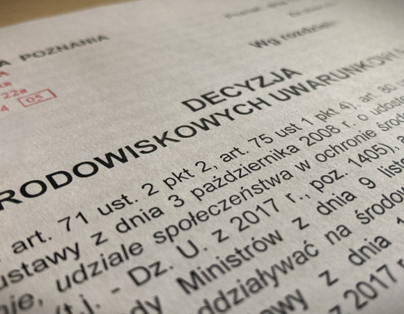 Opłata skarbowa za wydanie decyzji środowiskowej wynosi 205 zł. Ilustracja przedstawia pierwszą stronę decyzji o środowiskowych uwarunkowaniach