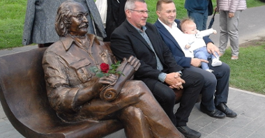 Obok pomnika Klemensa Mikuły siedzą: jego syn, wnuk i prawnuk