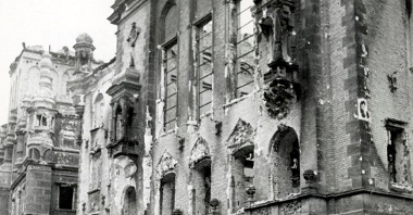 Zniszczona w czasie II wojny światowej północna elewacja pruskiego Nowego Ratusza na Starym Rynku (1945 r.), źródło MKZ/cyryl.poznan.pl