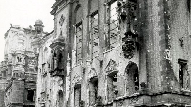 Zniszczona w czasie II wojny światowej północna elewacja pruskiego Nowego Ratusza na Starym Rynku (1945 r.), źródło MKZ/cyryl.poznan.pl