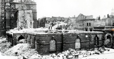 Rozbiórka zniszczonego w wyniku działań wojennych Nowego Ratusza na Starym Rynku (1948 r.), źródło: MKZ/cyryl.poznan.pl