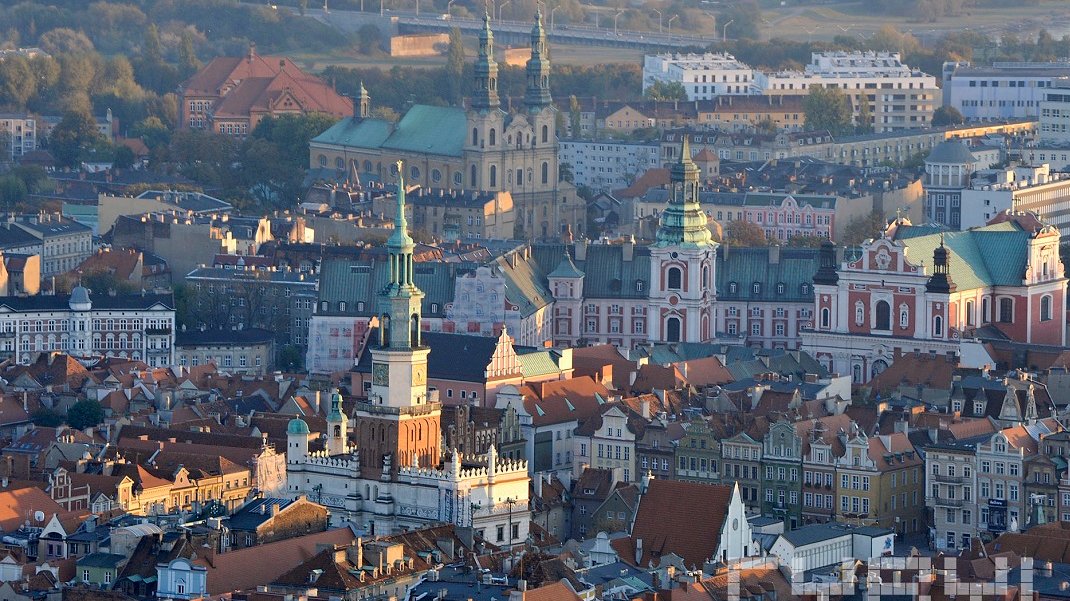 Na pierwszym planie ratusz, dalej Urząd Miasta Poznania i fara, w oddali kościół Bernardynów na tle mostu Królowej Jadwigi, 17.10.2011, fot. Marek Kaczmarczyk / cyryl.poznan.pl