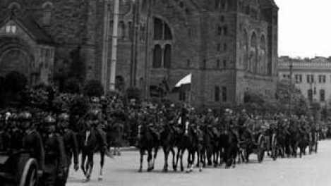 3.06.1936 r. ulicą, którą 26.06.1935 r. od Gwarnej do Gajowej przemianowano na al. Marszałka Piłsudskiego, przeszła defilada z okazji 10-lecia prezydentury Ignacego Mościckiego.