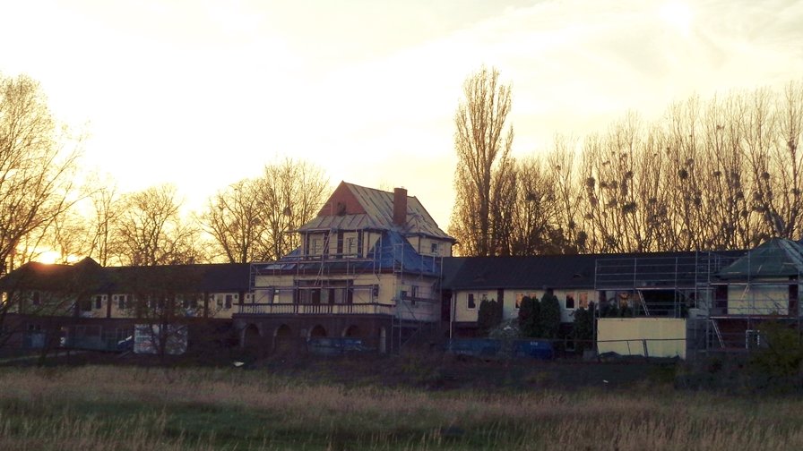 Widok wschodniej (nadwarciańskiej) elewacji Łazienek Rzecznych, wzniesionych w 1924 r. wg proj. Jerzego Tuszowskiego przy ul. Piastowskiej 71 w Poznaniu, fot. Adam Suwart