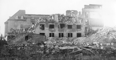 Ruiny Domu Żołnierza w 1945 r. fot. Zbigniew Zielonacki / cyryl.poznan.pl