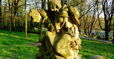 Jeden z najbardziej charakterystycznych nagrobków na Cmentarzu na stoku Cytadeli: "Pielgrzym" dłuta Władysława Marcinkowskiego, na grobie urzędnika miejskiego Andrzeja Kaźmierczaka (zm. w 1922 r.), fot. Adam Suwart