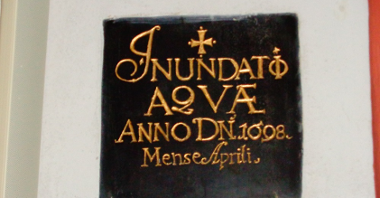 Tablica z inskrypcją "Inundatio aquae" upamiętnia powódź z 1698, która zalała kościół Bożego Ciała. Fot. Adam Suwart