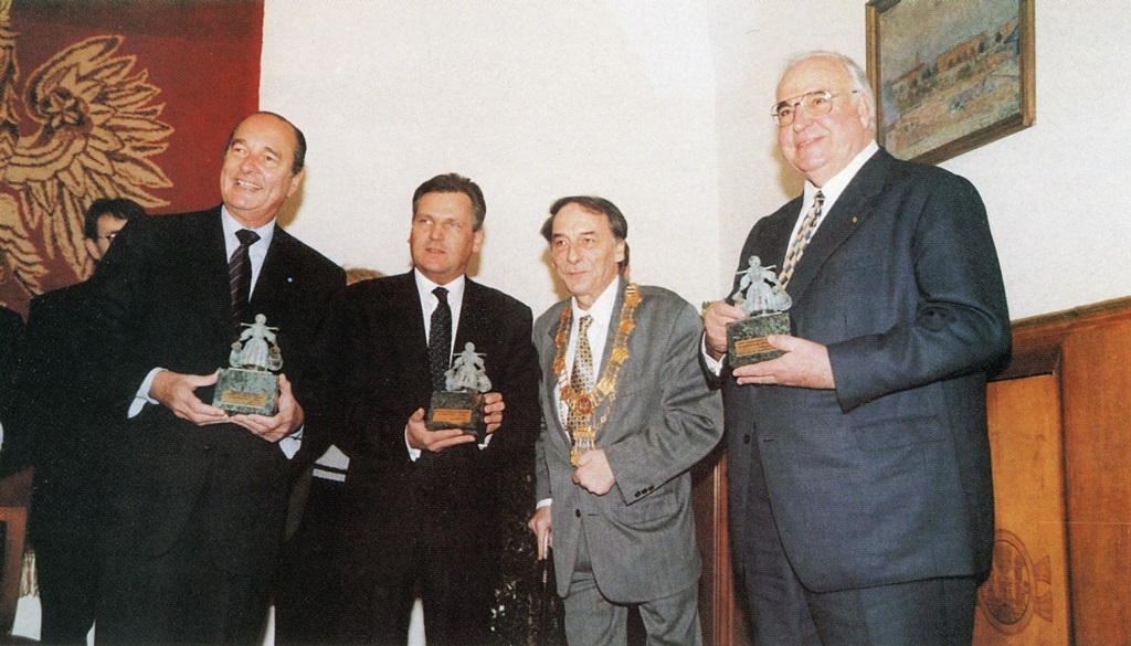 Trójkąt Weimarski w Poznaniu, 1998 r. Od lewej: Jacques Chirac, prezydent Francji; Aleksander Kwaśniewski, prezydent Polski; Wojciech Sz. Kaczmarek, prezydent Poznania; Helmut Kohl, kanclerz Niemiec - grafika artykułu