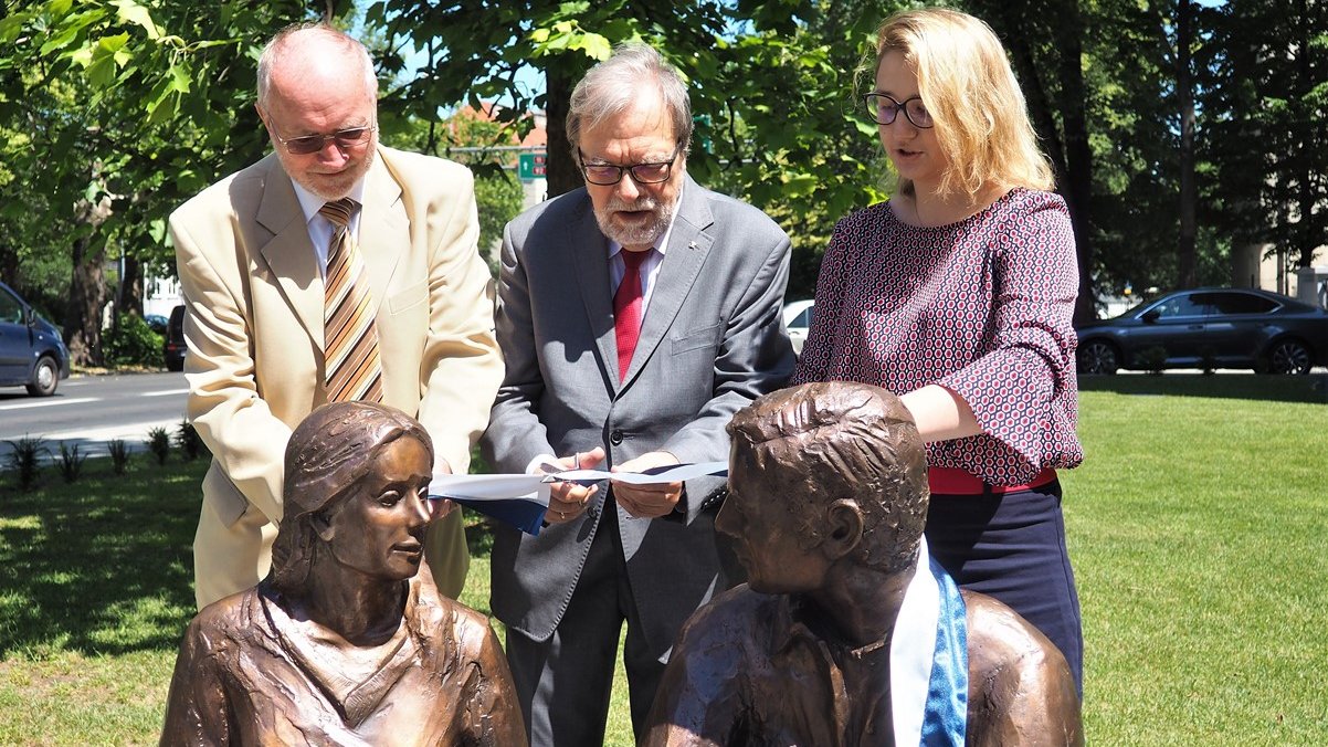 Na zdjęciu od lewej: Prezes FUAM prof. Jacek Guliński, JM Rektor UAM prof. Andrzej Lesicki, Przewodnicząca PSS UAM Joanna Maruszczak, fot. Jagoda Haloszka