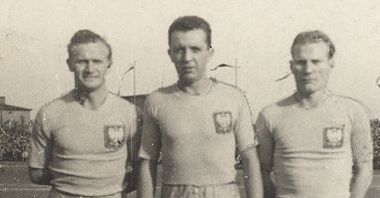 Od lewej: Teodor Anioła, Henryk Czapczyk i Edmund Białas w reprezentacyjnych strojach kadry B przed meczem towarzyskim z Czechosłowacją w Poznaniu 30 października 1949 roku, fot. domena publiczna