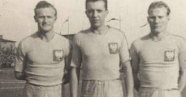 Od lewej: Teodor Anioła, Henryk Czapczyk i Edmund Białas w reprezentacyjnych strojach kadry B przed meczem towarzyskim z Czechosłowacją w Poznaniu 30 października 1949 roku, fot. domena publiczna