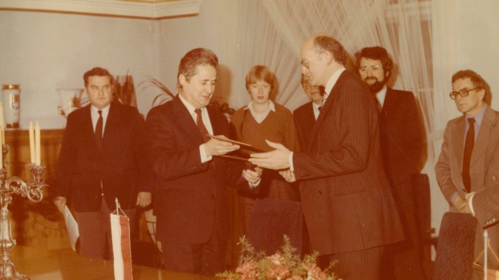 Nadburmistrz Hanoweru Herbert Schmalstieg i prezydent Poznania Andrzej Wituski prolongują na rok 1986 umowę o współpracy partnerskiej między miastami w Sali Błekitnej Urzędu Miasta (styczeń 1986 r.)