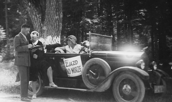 Rok 1930, Klementyna Śliwińska za kierownicą, obok jej siostra Ojcumiła Falkowska i towarzyszący im dziennikarz, fot. ze zbiorów Muzeum Motoryzacji w Gdyni - grafika artykułu