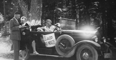 Rok 1930, Klementyna Śliwińska za kierownicą, obok jej siostra Ojcumiła Falkowska i towarzyszący im dziennikarz, fot. ze zbiorów Muzeum Motoryzacji w Gdyni