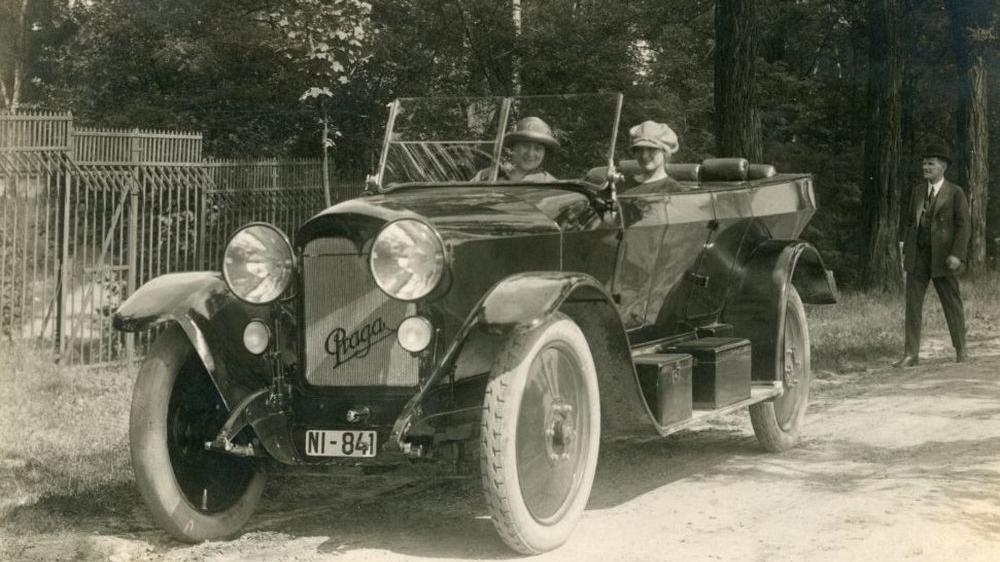 Klementyna (po lewej) i Maria Śliwińskie w samochodzie marki Praga, przy aucie stoi Henryk Śliwiński, 1925. Fot. ze zbiorów Muzeum Historii Miasta Poznania - grafika artykułu