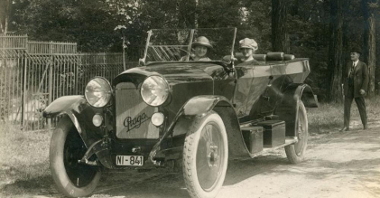 Klementyna (po lewej) i Maria Śliwińskie w samochodzie marki Praga, przy aucie stoi Henryk Śliwiński, 1925. Fot. ze zbiorów Muzeum Historii Miasta Poznania