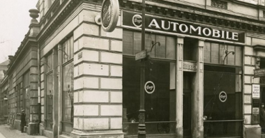 Salon samochodowy "Automobile Praga" Klementyny Śliwińskiej, mieszczący się przy pl. Wolności, ok. 1924. Fot. ze zbiorów Muzeum Historii Miasta Poznania