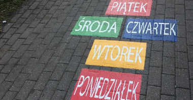 Gra asfaltowa dla dzieci wykonana w Warszawie na Woli, fot. Dzielnica Wola