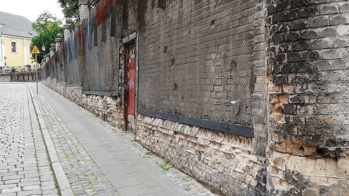 Mur oporowy na Wzgórzu Przemysła z wejściem do schronu, fot. Rada Osiedla Stare Miasto