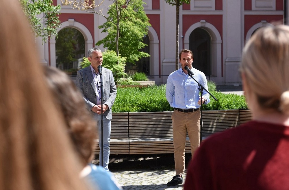 Wiceprezydent Jędrzej Solarski i radny Grzegorz Jura (przewodniczący Komisji Kultury i Nauki) podczas konferencji promującej Lato z Estradą - grafika artykułu