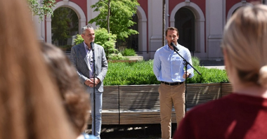 Wiceprezydent Jędrzej Solarski i radny Grzegorz Jura (przewodniczący Komisji Kultury i Nauki) podczas konferencji promującej Lato z Estradą