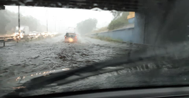 Nawałnica w Poznaniu, zalany przejazd pod wiaduktem, fot. KW PSP w Poznaniu