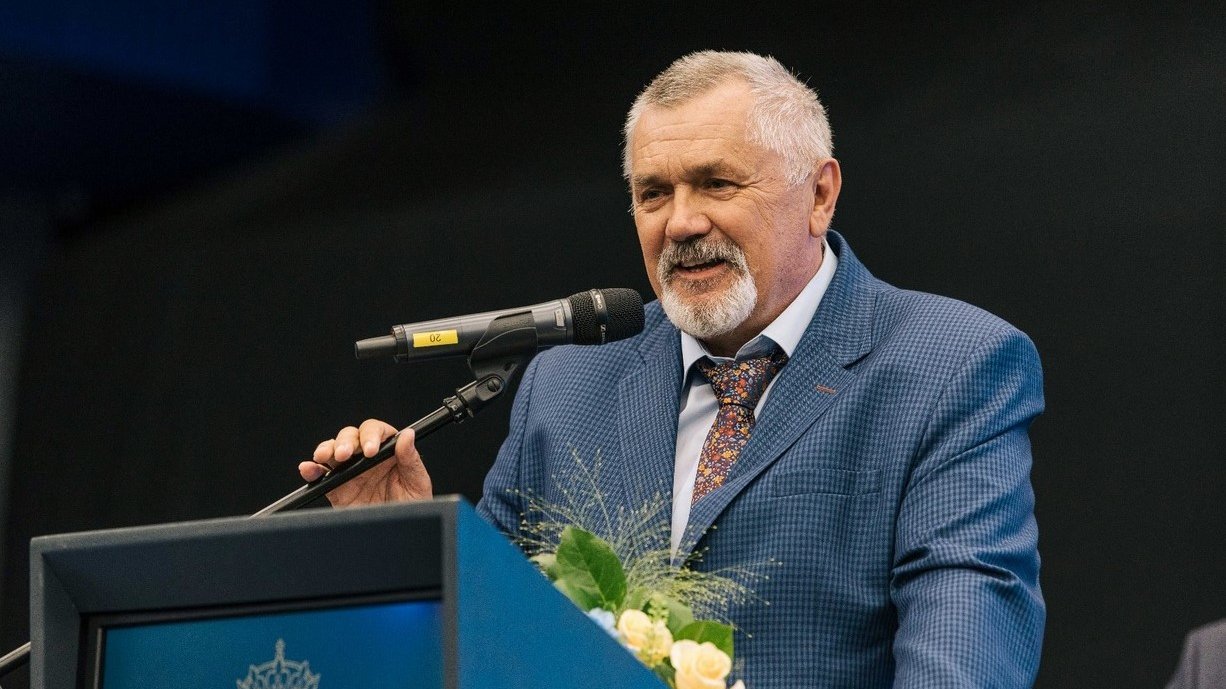 Aleksander Wojciechowski odbiera tytuł dla najlepszego trenera podczas uroczystej sesji Rady Miasta 29.06.2021 - grafika artykułu