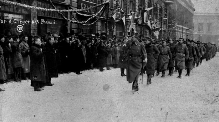 Na zdjęciu: uroczystość zaprzysiężenia wojsk powstańczych i wręczenie sztandaru 1 Dywizji Strzelców Wielkopolskich. Poznań, 26 stycznia 1919 r., fot. NAC - grafika artykułu