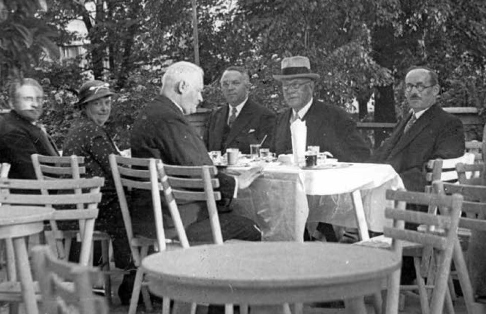 Na zdjęciu: dr Ernst Wilms (w kapeluszu) w towarzystwie prezydenta Poznania Cyryla Ratajskiego (siedzi naprzeciwko Wilmsa) podczas pobytu w Poznaniu, 1934 r., fot. Narodowe Archiwum Cyfrowe - grafika artykułu