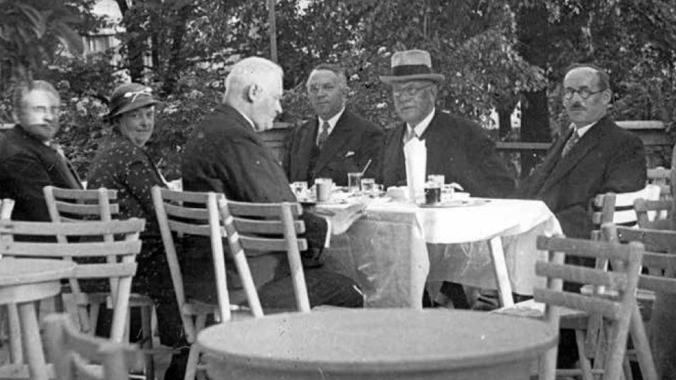 Na zdjęciu: dr Ernst Wilms (w kapeluszu) w towarzystwie prezydenta Poznania Cyryla Ratajskiego (siedzi naprzeciwko Wilmsa) podczas pobytu w Poznaniu, 1934 r., fot. Narodowe Archiwum Cyfrowe - grafika artykułu