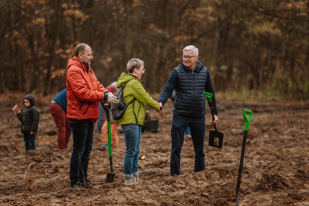 W akcji rozpoczęcia sadzenia lasu w Krzyżownikach udział wzięli m.in. prezydent Jacek Jaśkowiak i radni miejscy Dorota Bonk-Hammermeister oraz Przemysław Polcyn (fot. UMP) - grafika artykułu